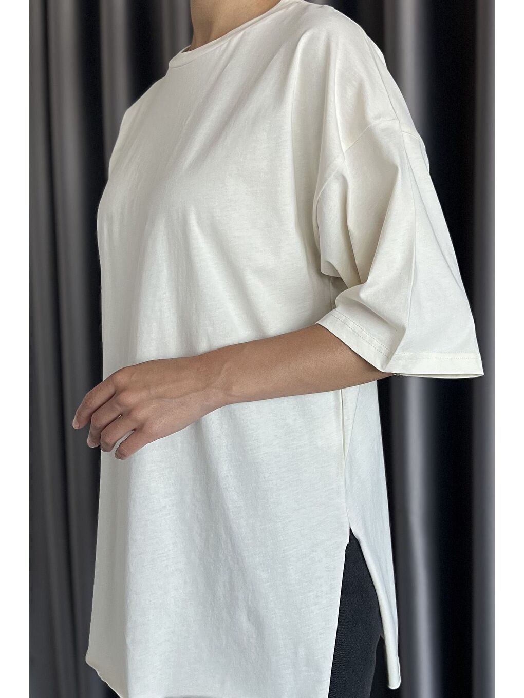 Ekru Kadın Bisiklet Yaka Yan Yırtmaç Detaylı Salaş T-shirt-3