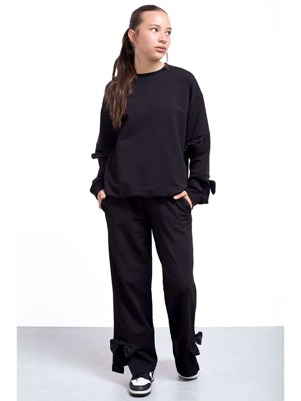 Siyah Yırtmaçlı Paça Fiyonk Detaylı Kız Çocuk 2li Eşofman Takımı 21215-2