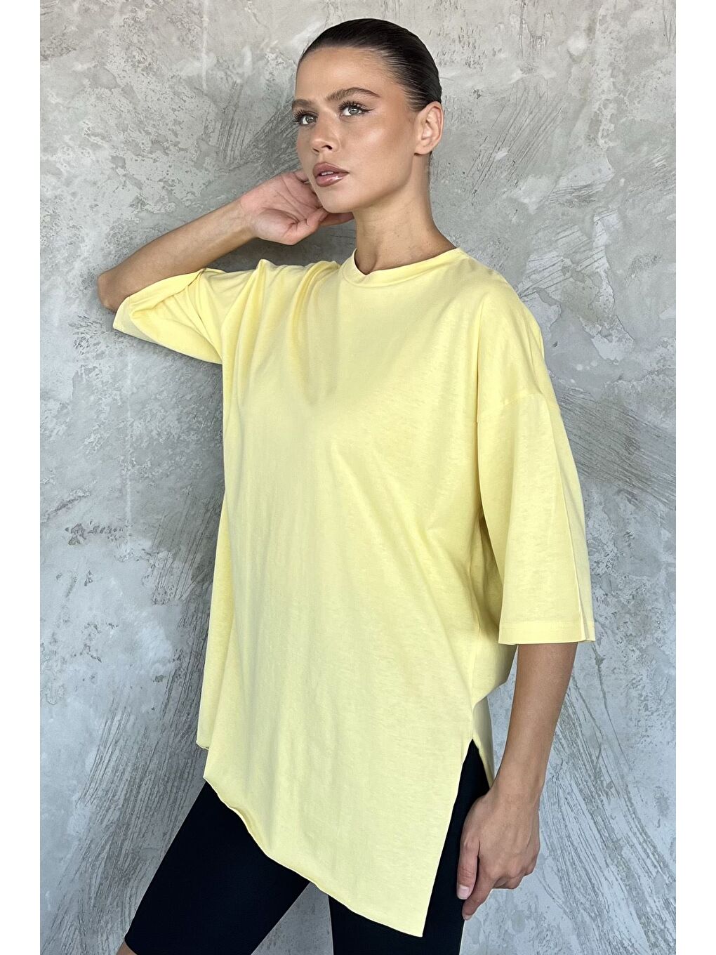 Sarı Kadın Bisiklet Yaka Yan Yırtmaç Detaylı Salaş T-shirt-1