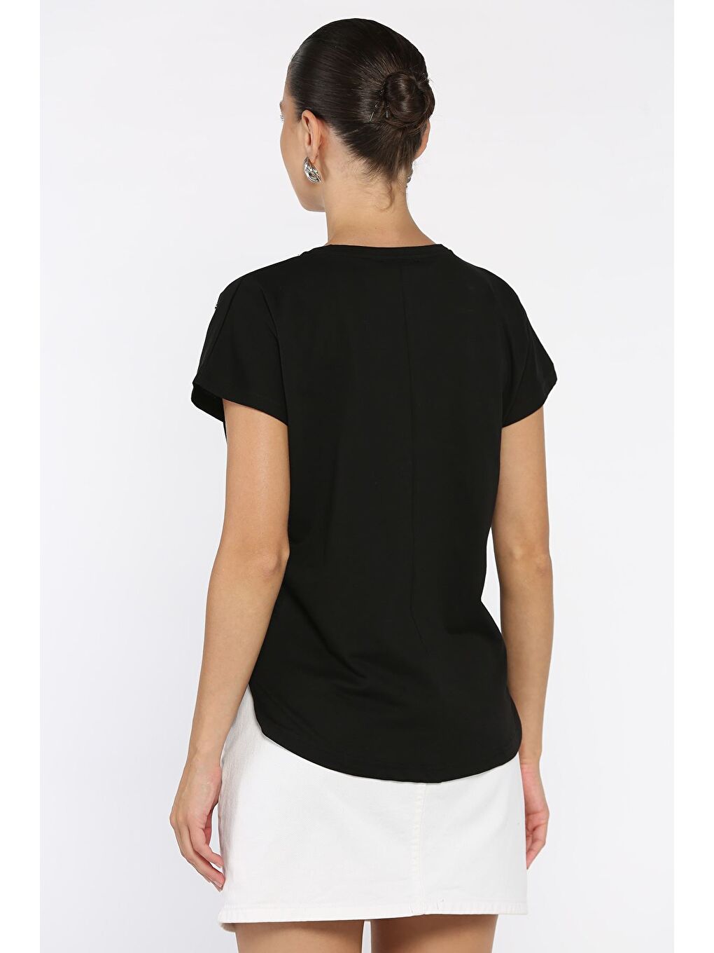 Siyah Çiçek Aplikeli Tişört-1