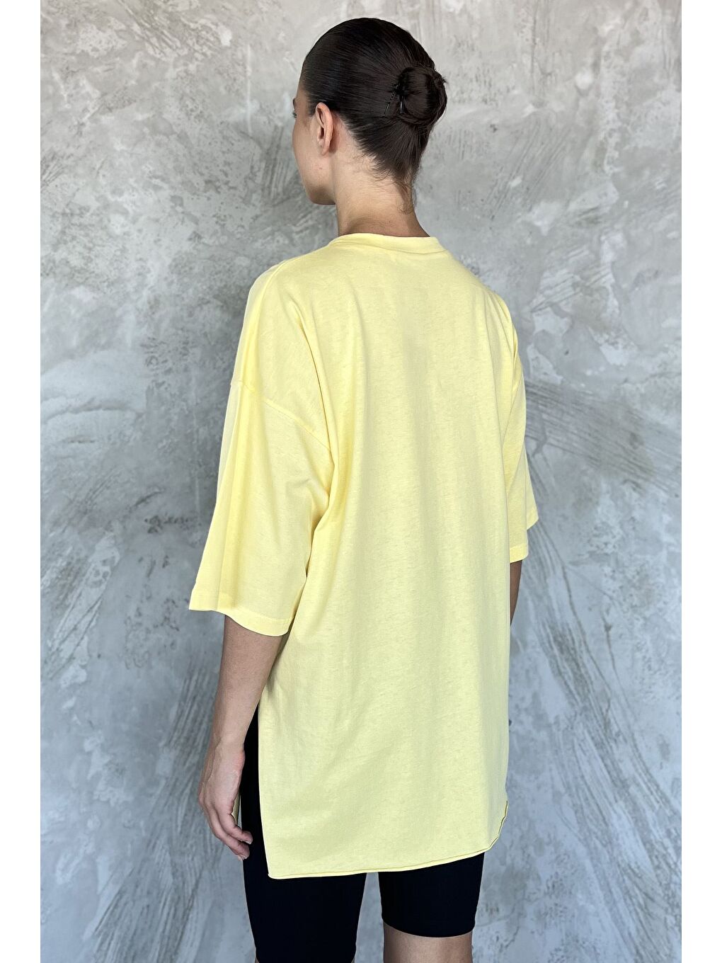 Sarı Kadın Bisiklet Yaka Yan Yırtmaç Detaylı Salaş T-shirt-2