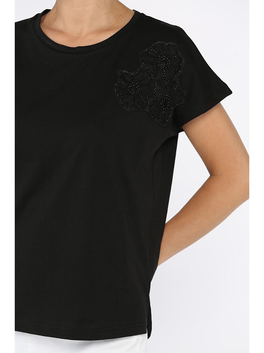 Siyah Çiçek Aplikeli Tişört-2