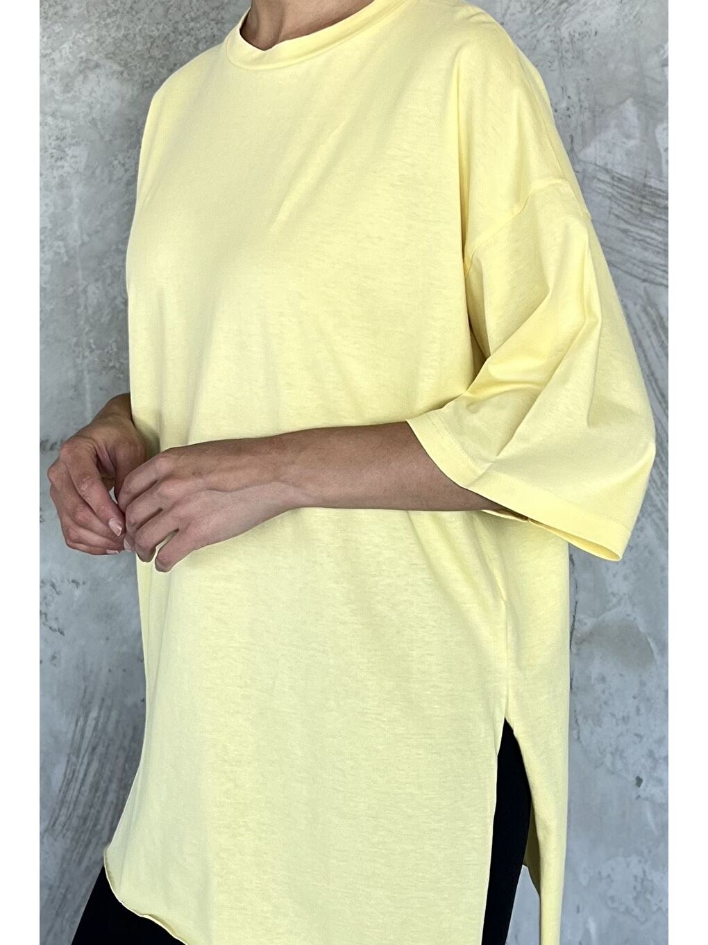 Sarı Kadın Bisiklet Yaka Yan Yırtmaç Detaylı Salaş T-shirt-3