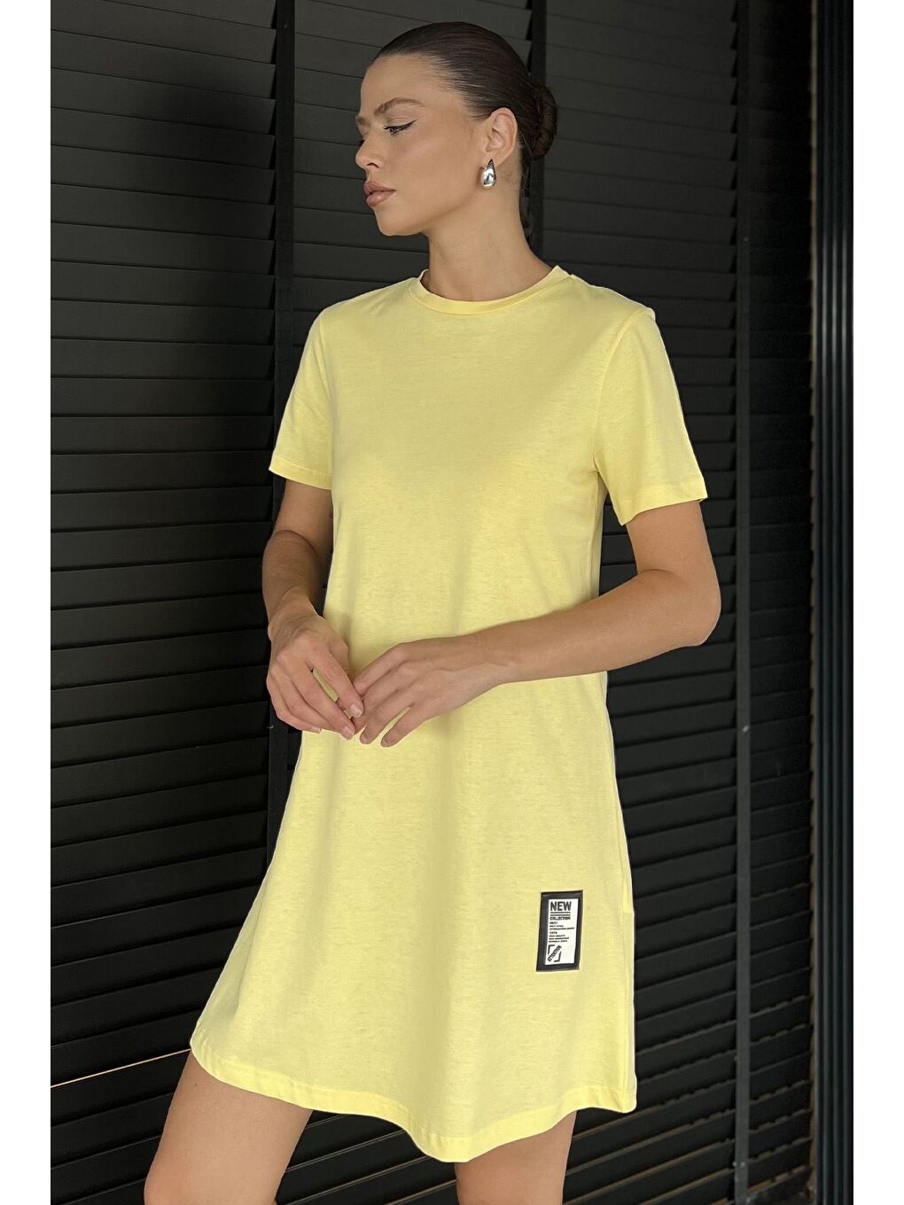 Sarı Kadın Bisiklet Yaka Arma Detaylı T-shirt Elbise-1