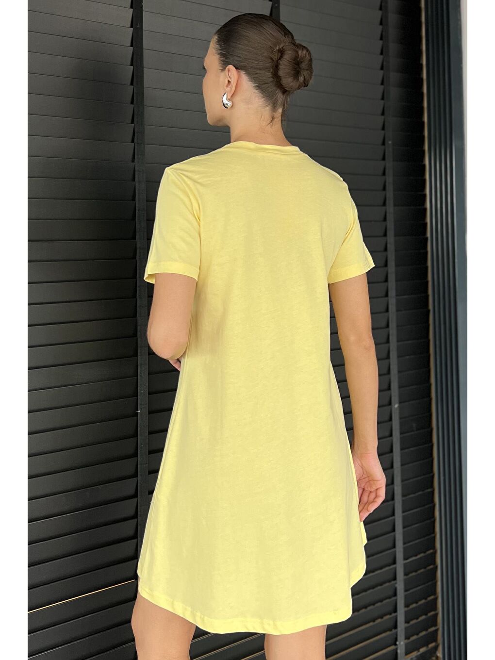 Sarı Kadın Bisiklet Yaka Arma Detaylı T-shirt Elbise-2