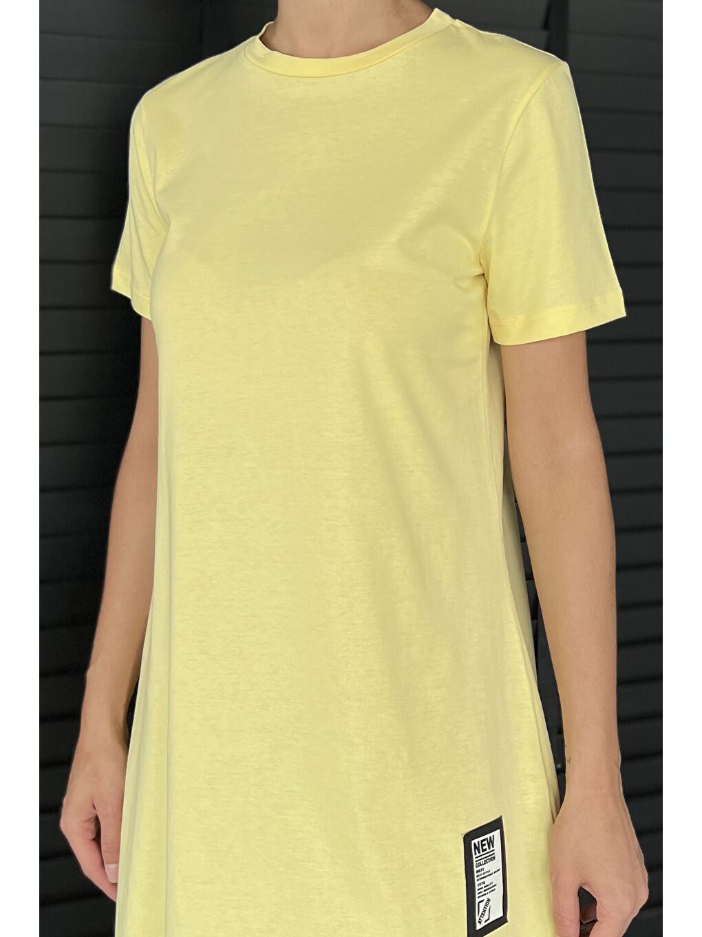 Sarı Kadın Bisiklet Yaka Arma Detaylı T-shirt Elbise-3
