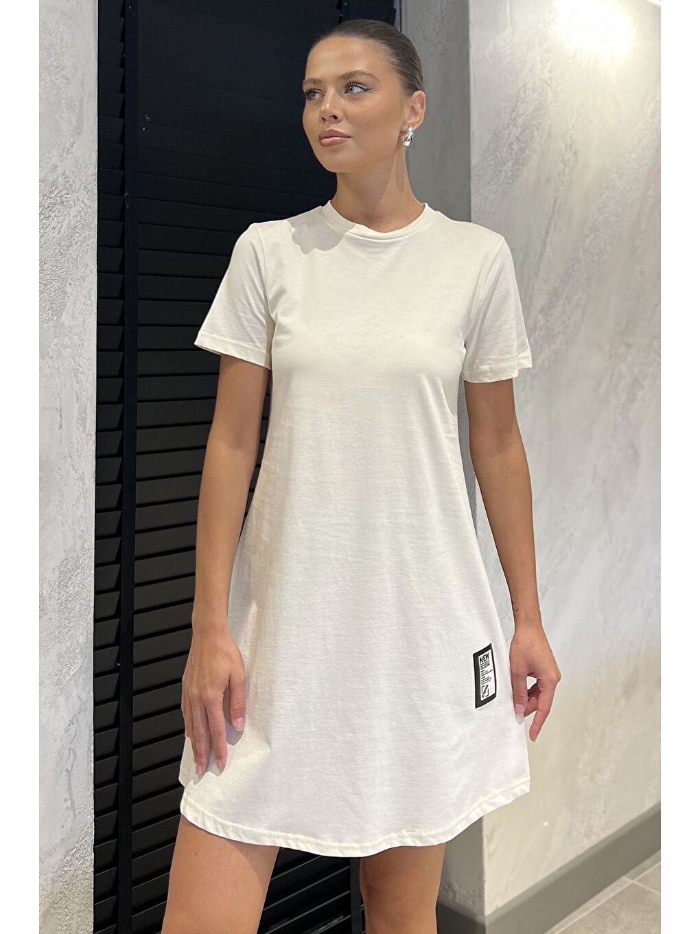 Ekru Kadın Bisiklet Yaka Arma Detaylı T-shirt Elbise