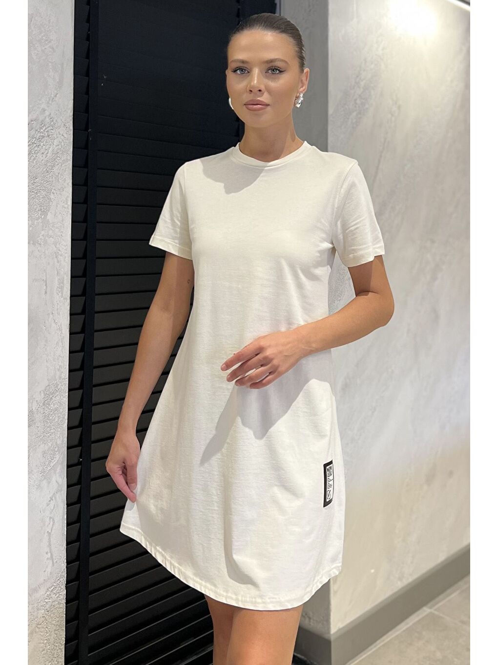 Ekru Kadın Bisiklet Yaka Arma Detaylı T-shirt Elbise-1