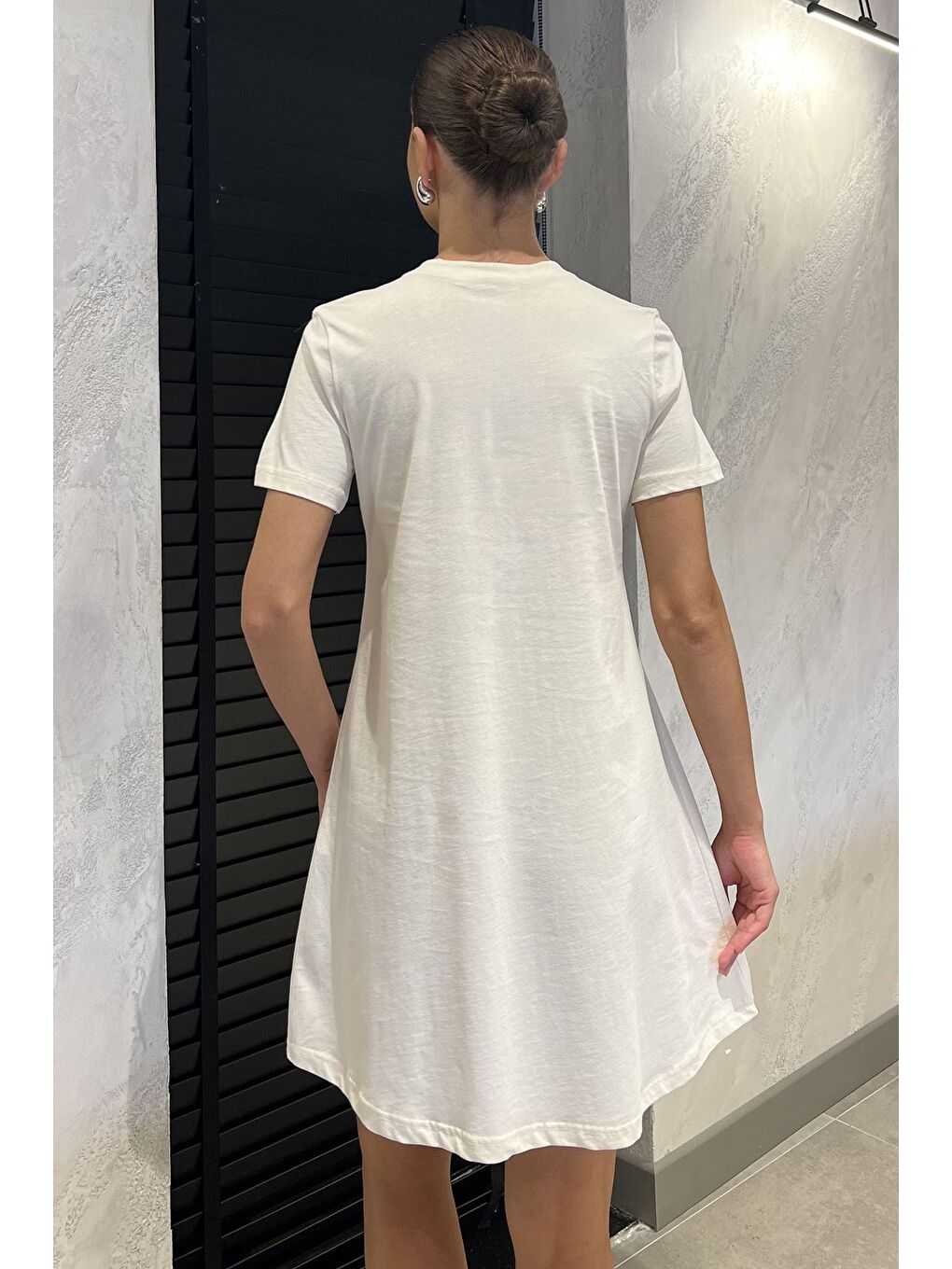 Ekru Kadın Bisiklet Yaka Arma Detaylı T-shirt Elbise-2