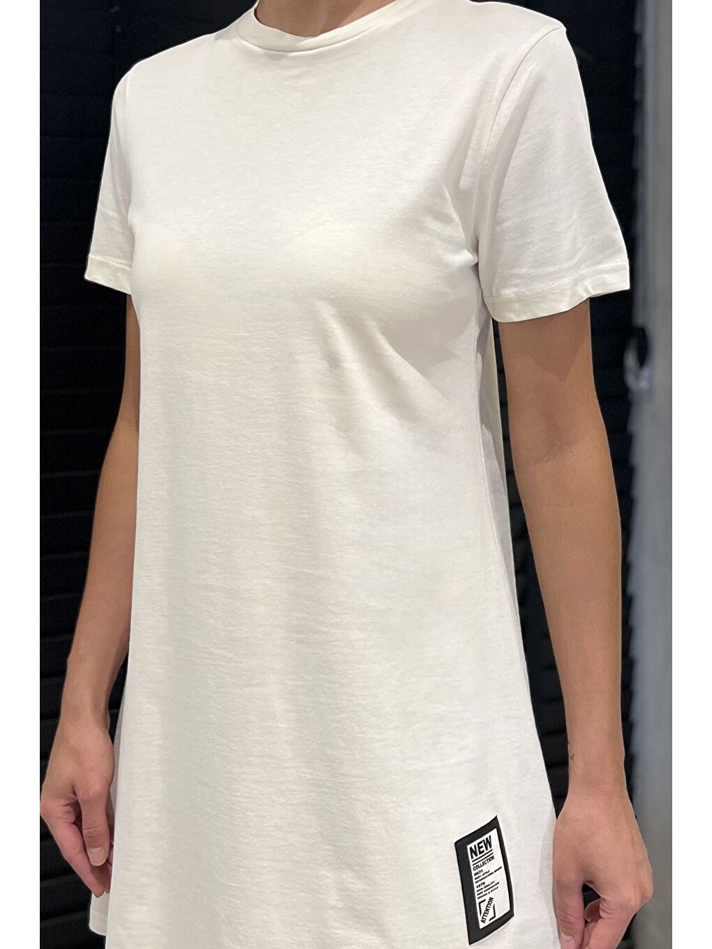 Ekru Kadın Bisiklet Yaka Arma Detaylı T-shirt Elbise-3