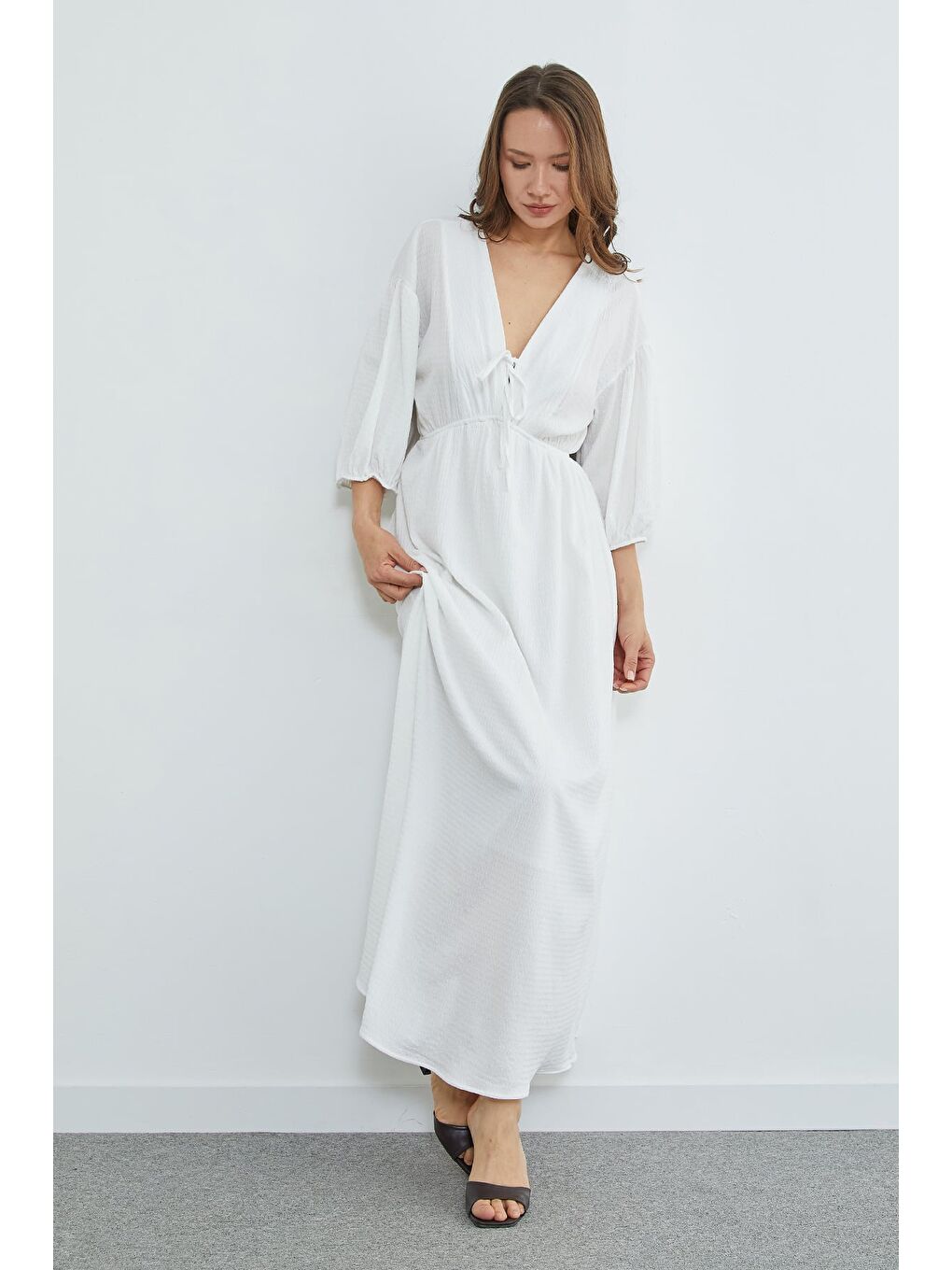 Beyaz Önü Bağlamalı Beli Lastikli Maxi Boy Elbise-4