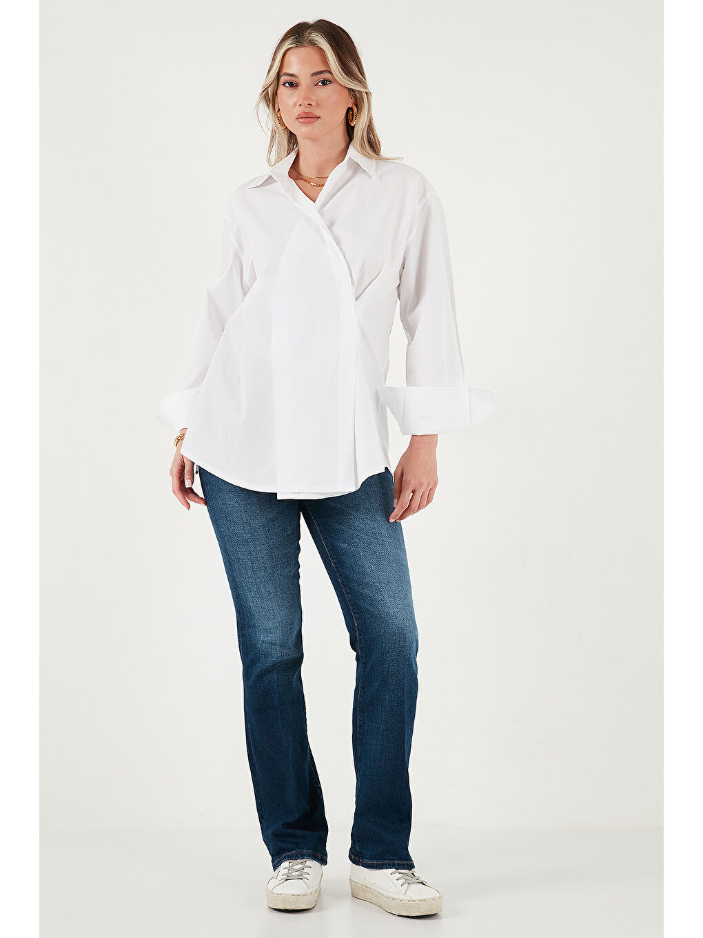 Beyaz Regular Fit Klasik Yaka Bağlamalı Uzun Kollu Gömlek 6834987-1