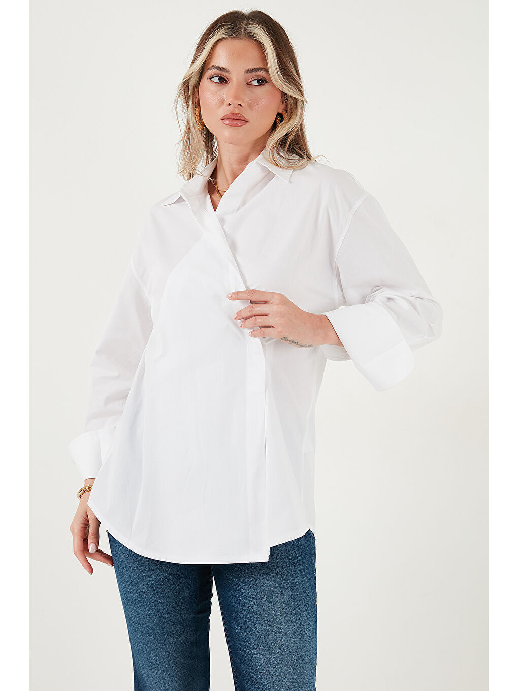 Beyaz Regular Fit Klasik Yaka Bağlamalı Uzun Kollu Gömlek 6834987-2