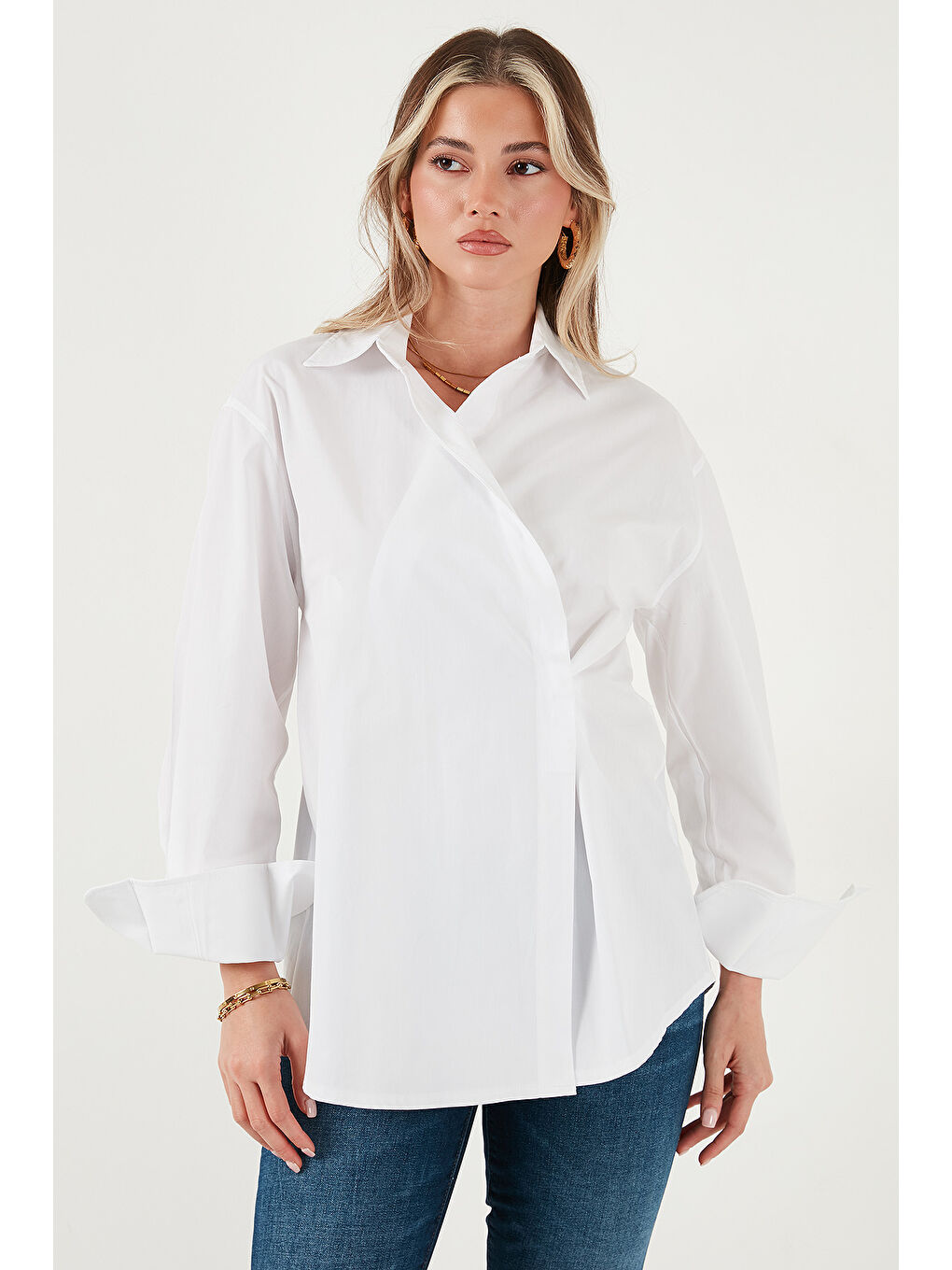 Beyaz Regular Fit Klasik Yaka Bağlamalı Uzun Kollu Gömlek 6834987-3