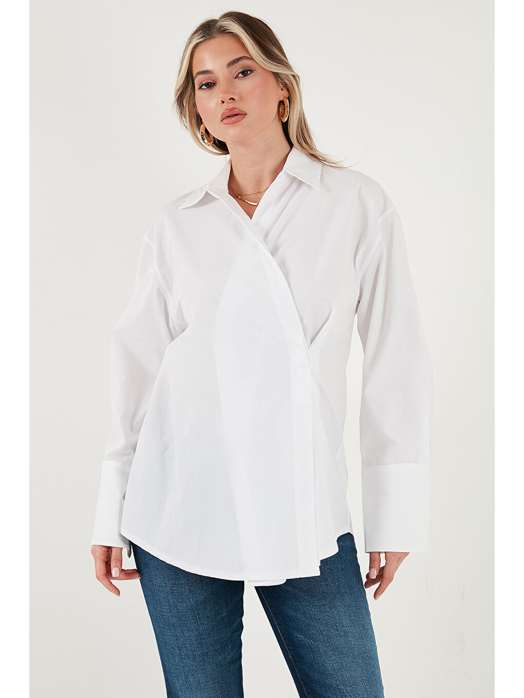 Beyaz Regular Fit Klasik Yaka Bağlamalı Uzun Kollu Gömlek 6834987-4