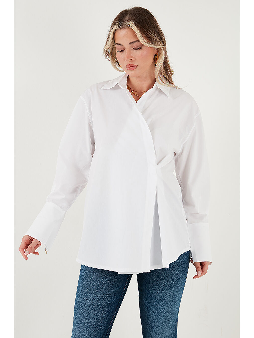 Beyaz Regular Fit Klasik Yaka Bağlamalı Uzun Kollu Gömlek 6834987-5