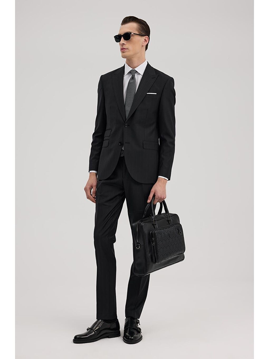 Siyah Yünlü Slim Fit Sivri Yaka Takım Elbise