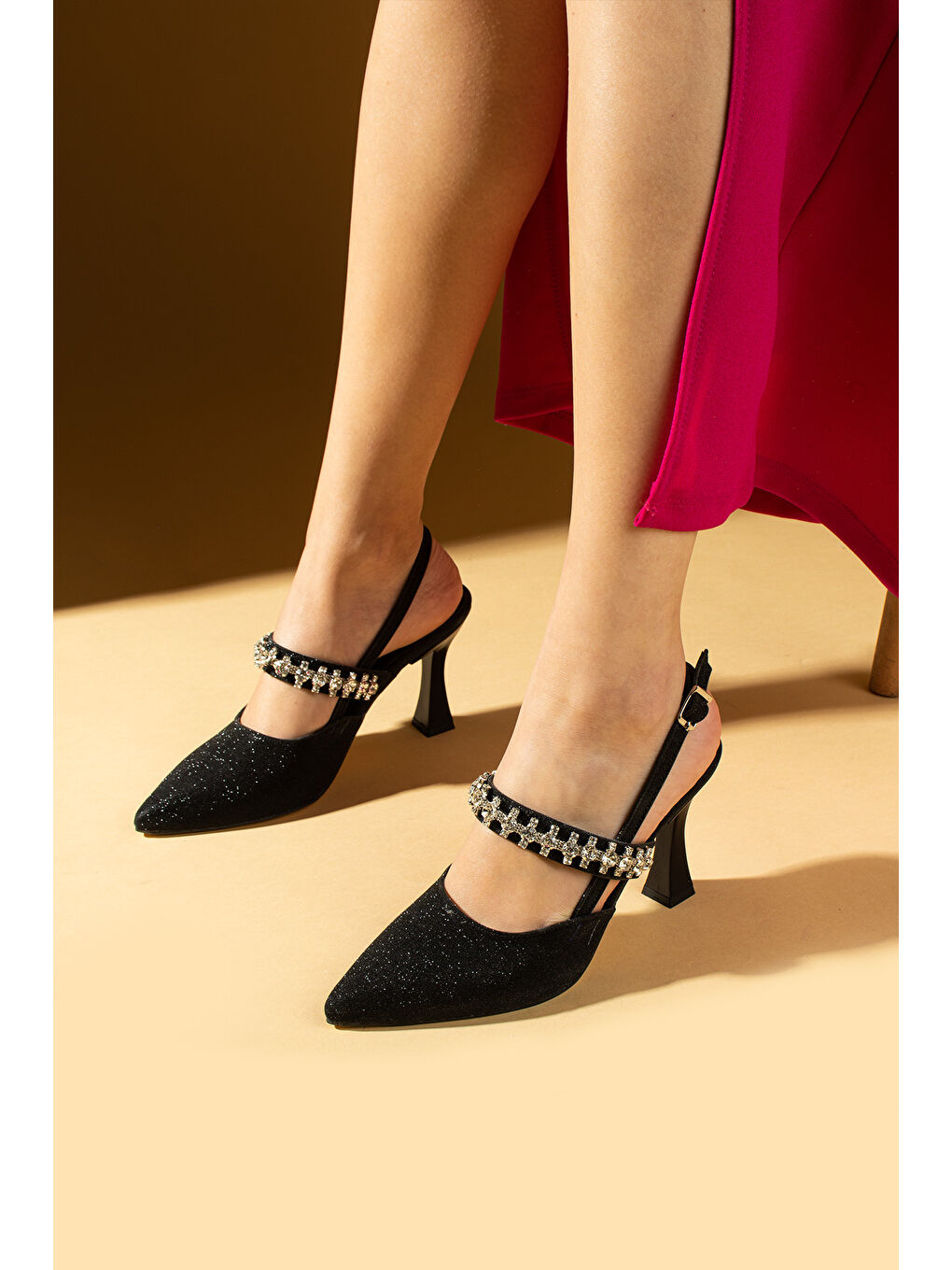 Siyah Tek Bant Kalın Taşlı Kadeh Topuklu Tokalı Kadın Ayakkabı 018-035-25Sim