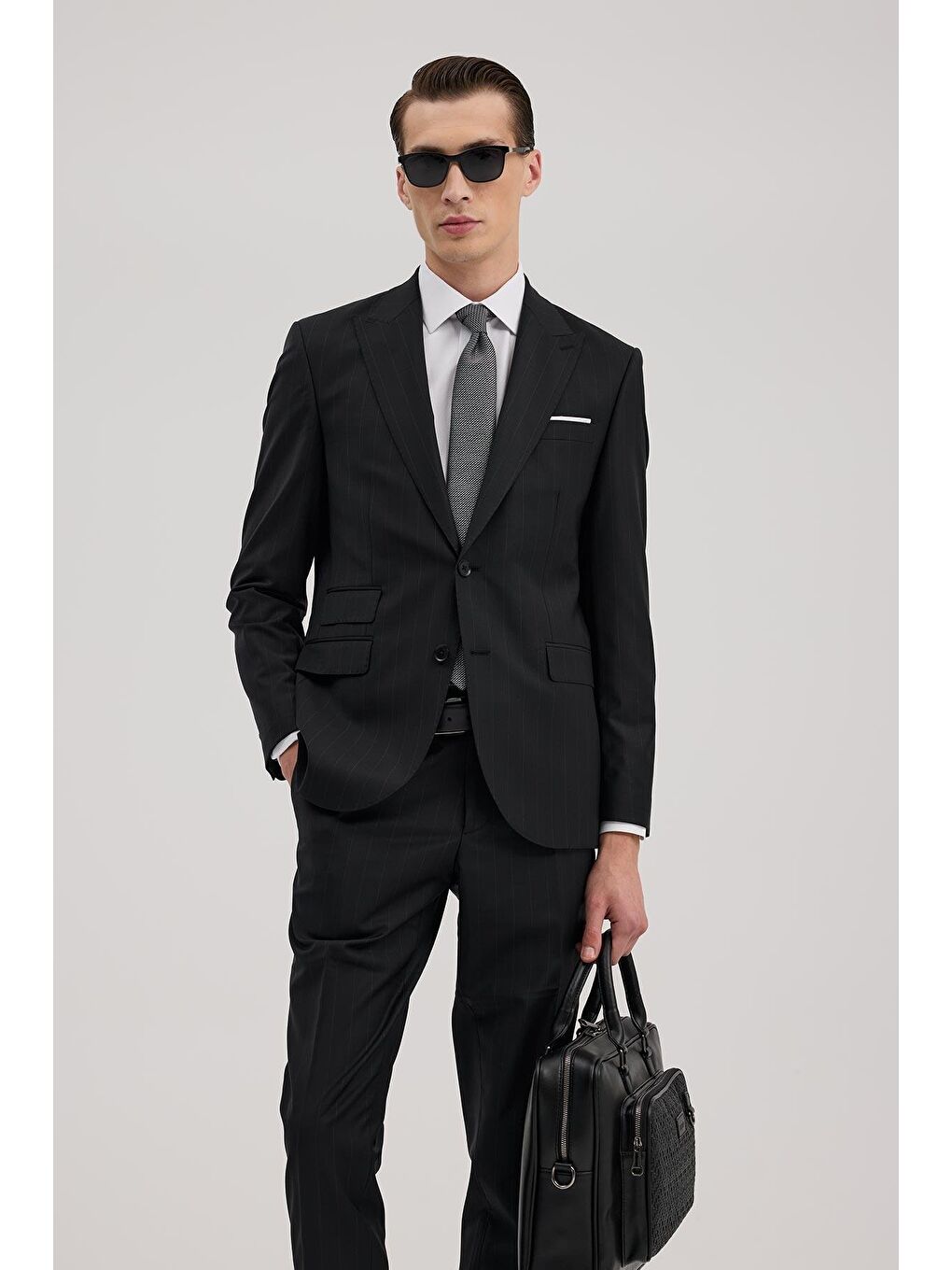 Siyah Yünlü Slim Fit Sivri Yaka Takım Elbise-1