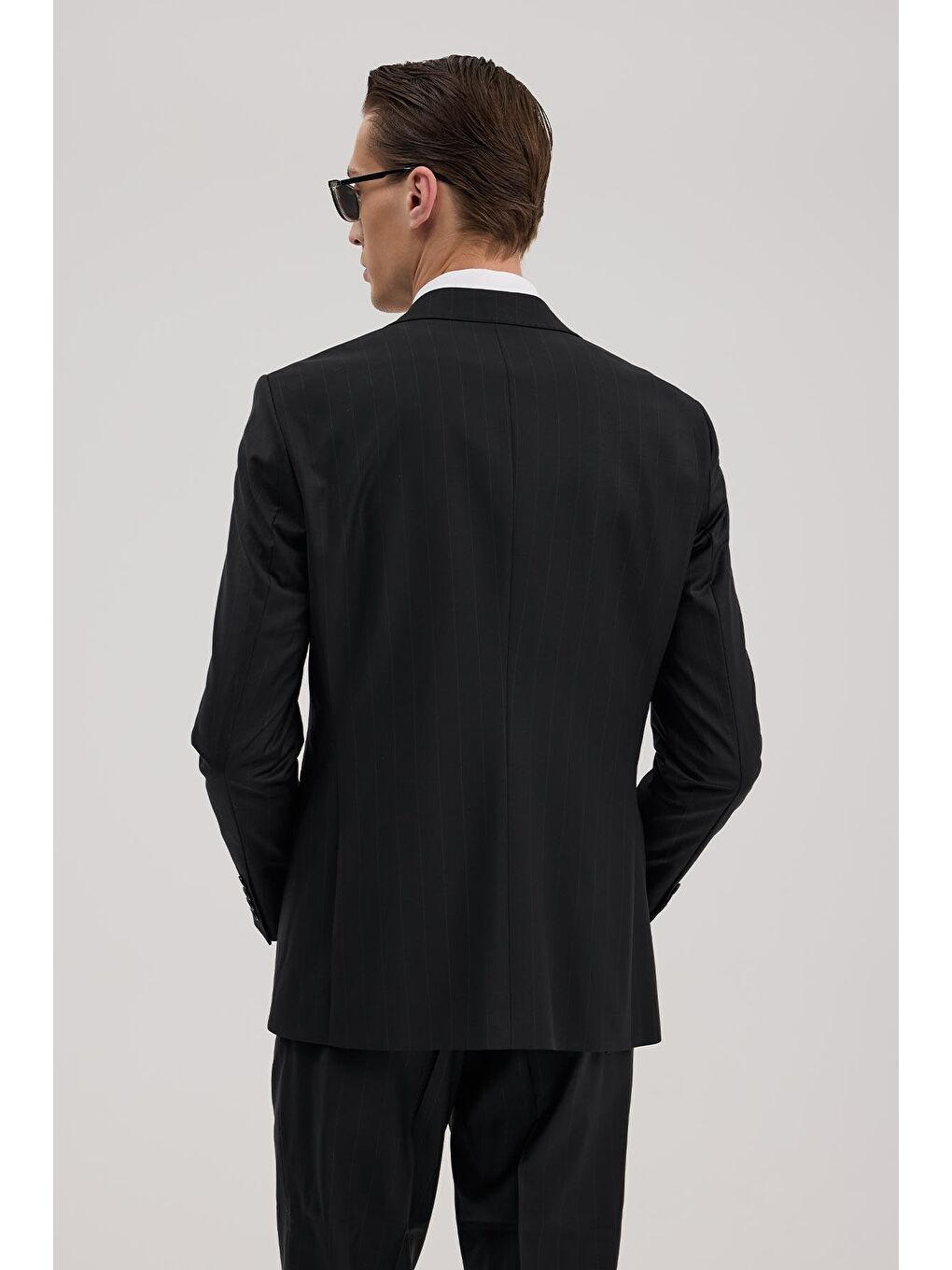 Siyah Yünlü Slim Fit Sivri Yaka Takım Elbise-3