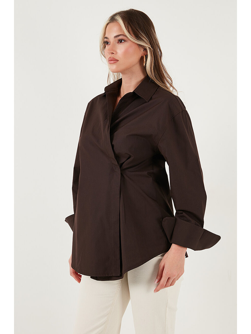 Kahverengi Regular Fit Klasik Yaka Bağlamalı Uzun Kollu Gömlek 6834987-2