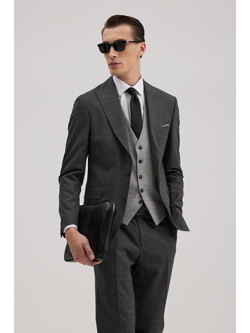 Antrasit Slim Fit Kırlangıç Yaka Yelekli Kombinli Takım Elbise-1
