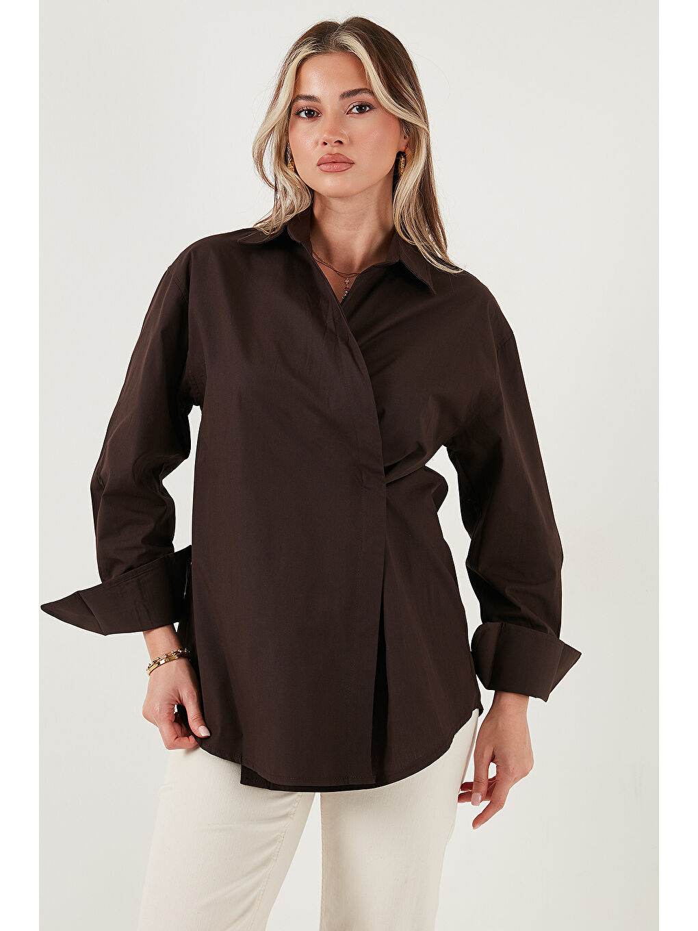 Kahverengi Regular Fit Klasik Yaka Bağlamalı Uzun Kollu Gömlek 6834987-5