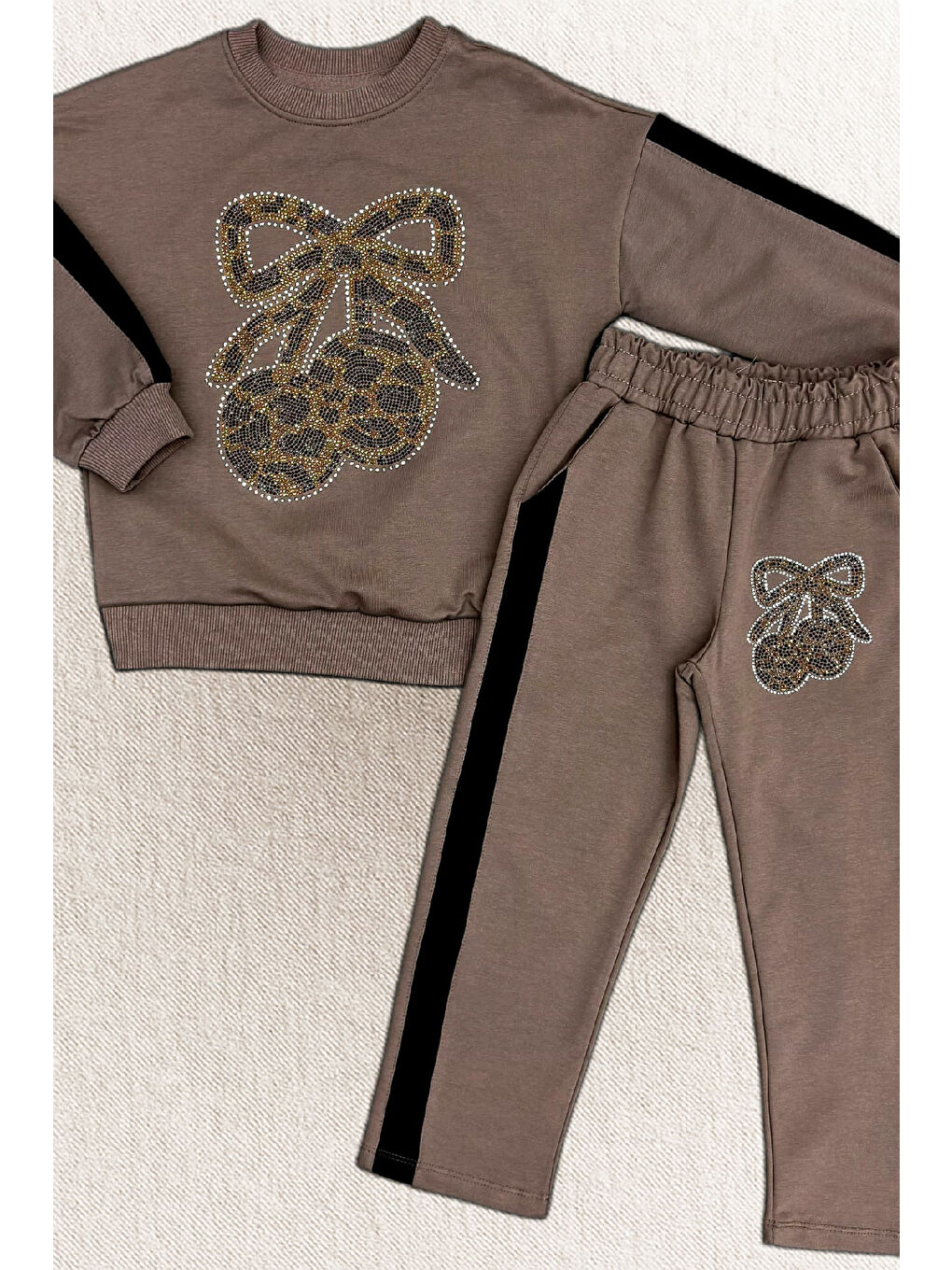 Kahverengi Kız Çocuk Taş İşlemeli Kiraz Ve Fiyonk Desenli-2 İplik-Alt-Üst Takım-5-12 Yaş 12445-1