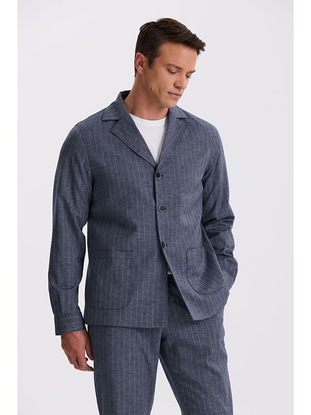 Lacivert Slim Fit Apaş Yaka Keten Karışımlı Çift Yırtmaçlı Çizgili Takım Elbise-1