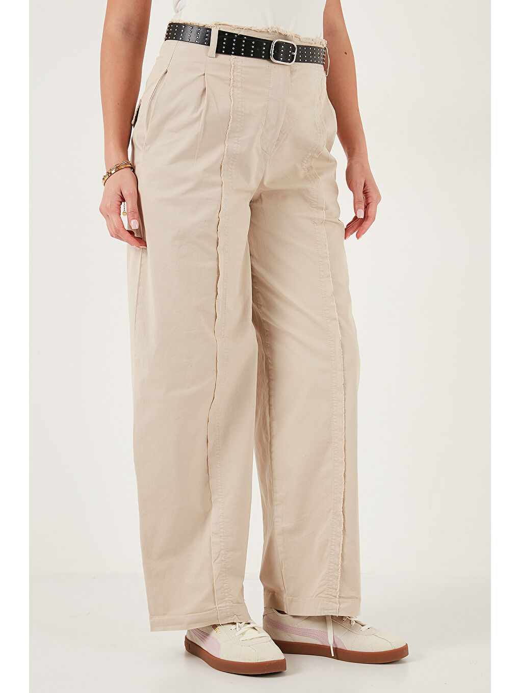 Bej Pamuklu Relaxed Fit Geniş Paça Dikiş Detaylı Kemerli Pantolon 68351208-2