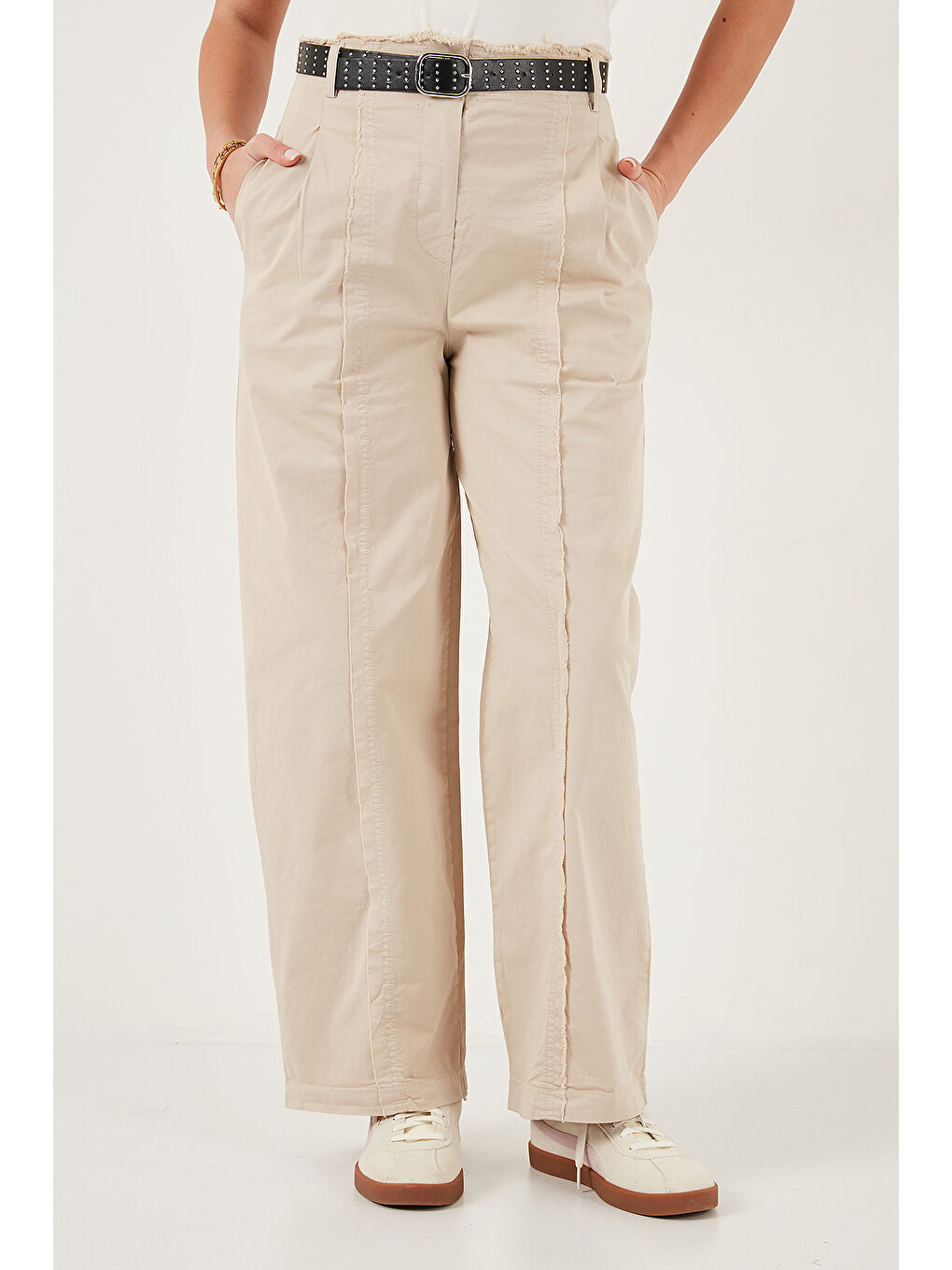 Bej Pamuklu Relaxed Fit Geniş Paça Dikiş Detaylı Kemerli Pantolon 68351208-3