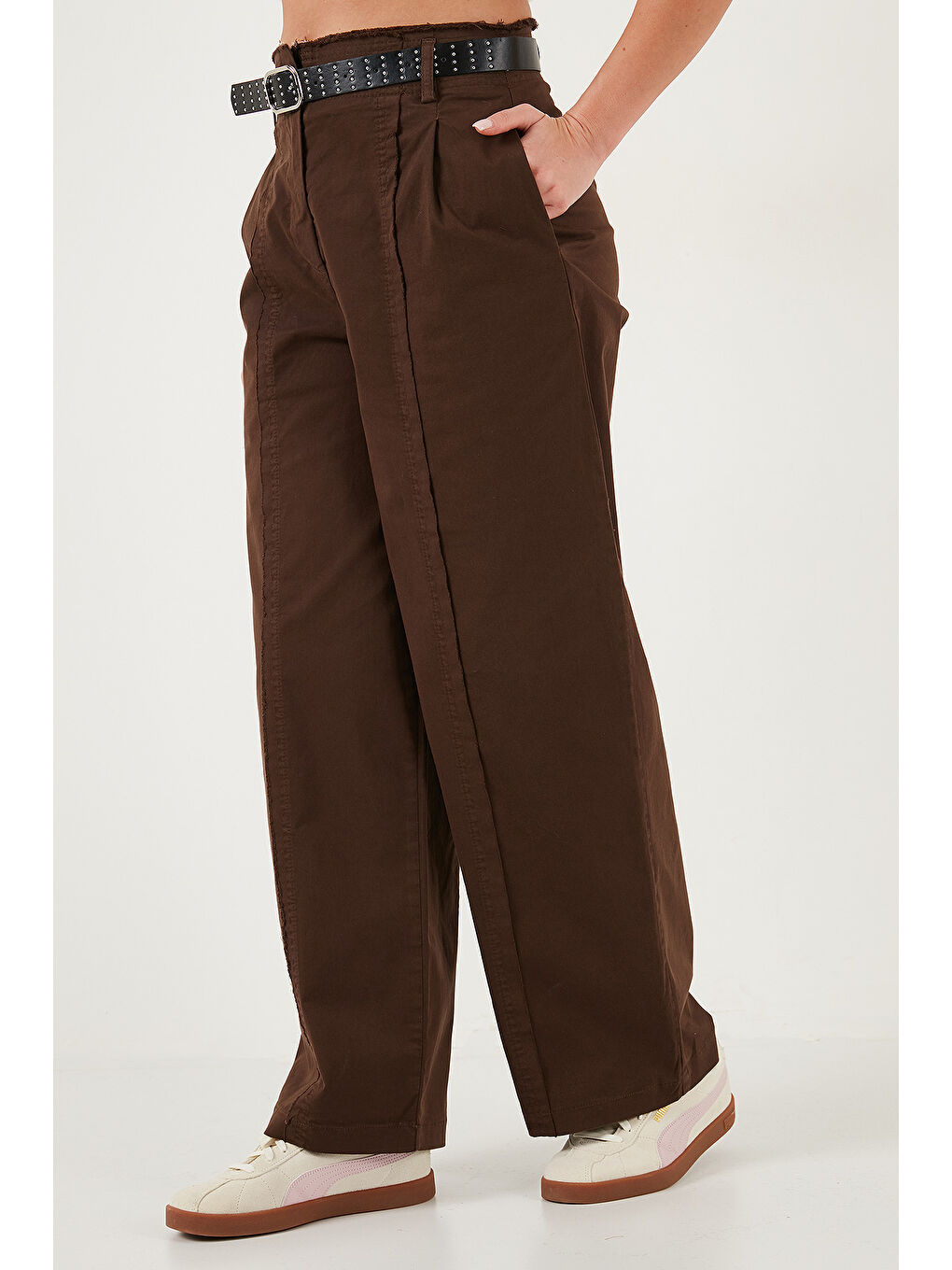 Kahverengi Pamuklu Relaxed Fit Geniş Paça Dikiş Detaylı Kemerli Pantolon 68351208