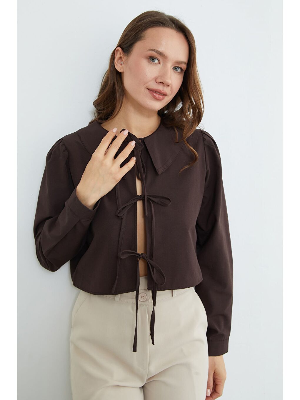 Kahverengi Önden Bağlamalı Bebe Yaka Crop Bluz-3