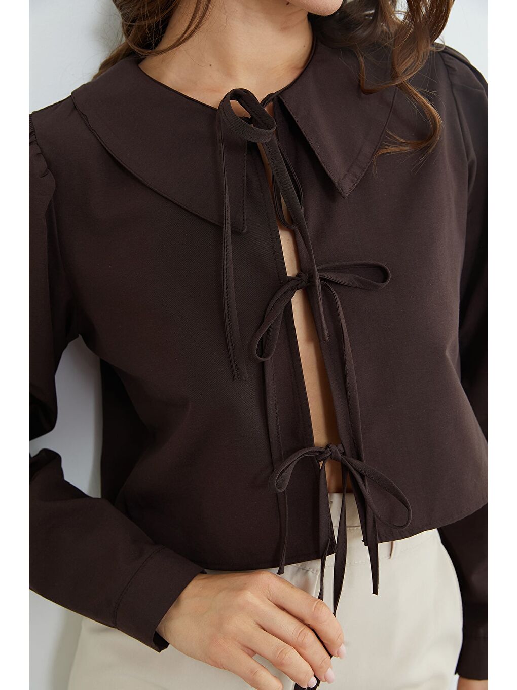 Kahverengi Önden Bağlamalı Bebe Yaka Crop Bluz-4