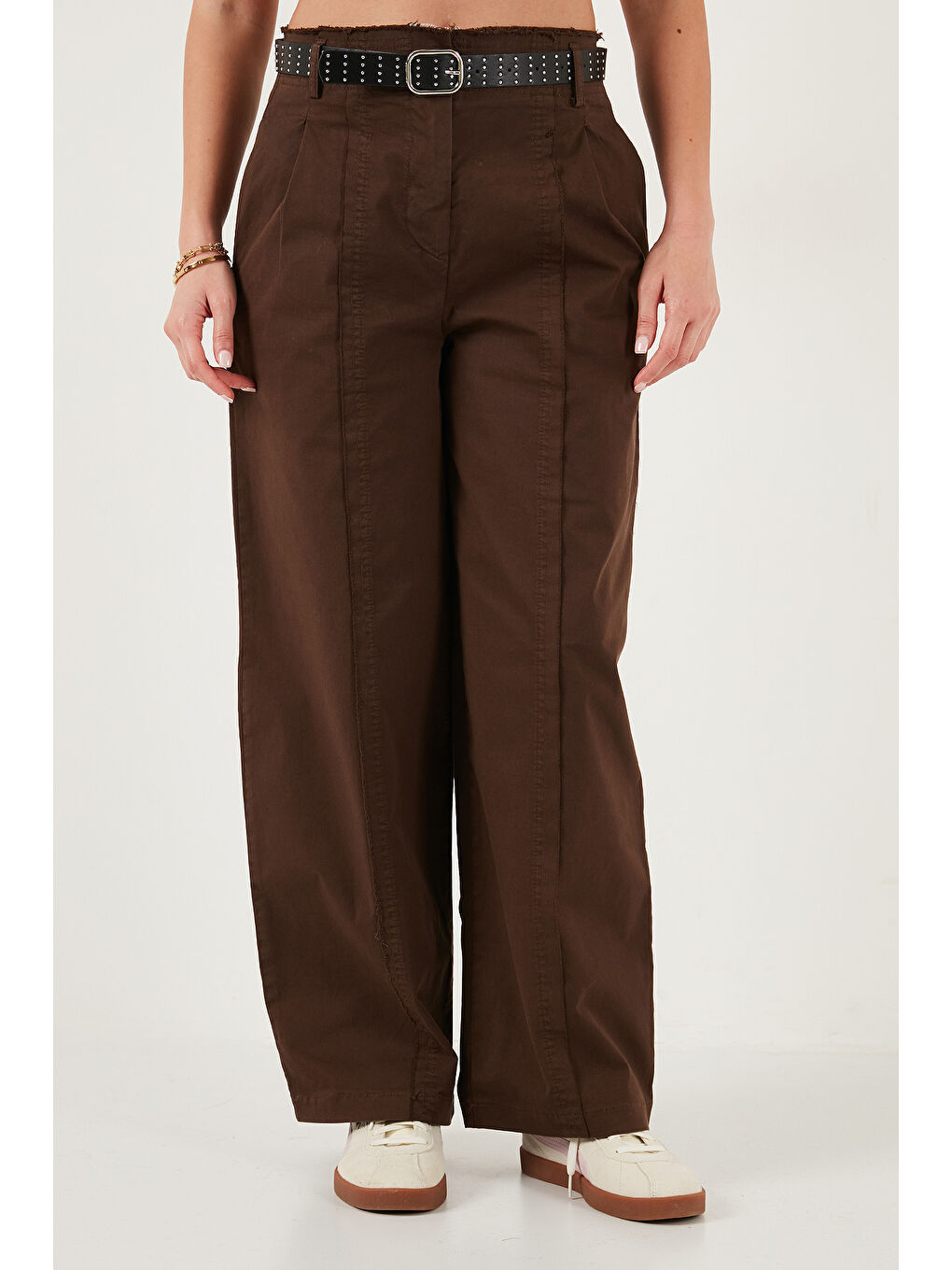 Kahverengi Pamuklu Relaxed Fit Geniş Paça Dikiş Detaylı Kemerli Pantolon 68351208-2