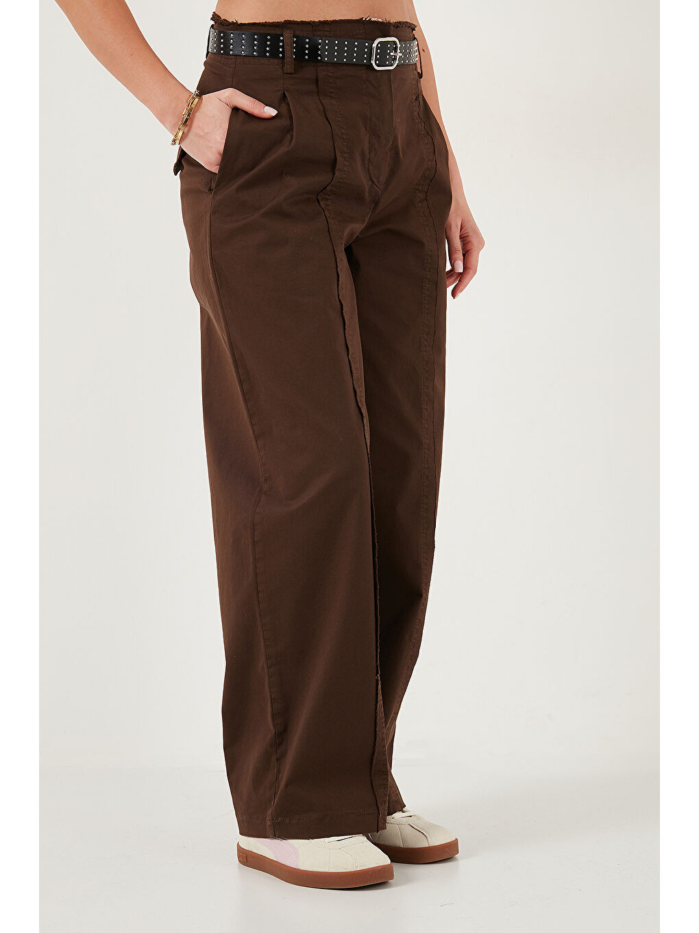 Kahverengi Pamuklu Relaxed Fit Geniş Paça Dikiş Detaylı Kemerli Pantolon 68351208-3
