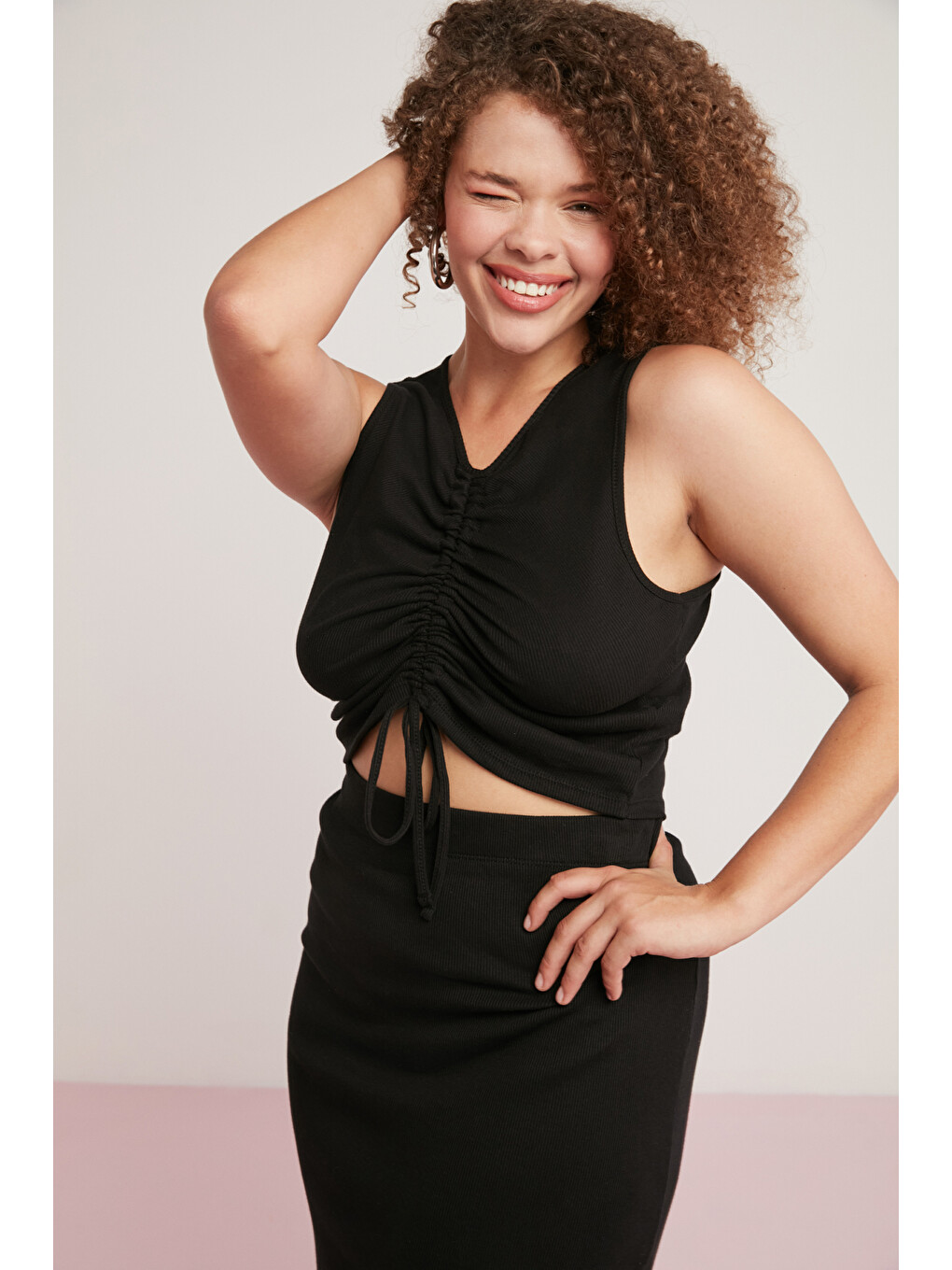Glorıa Kadın Fitilli Görünümlü Drape Detaylı V Yaka Sıfır Kol Siyah Büyük Beden Body-2