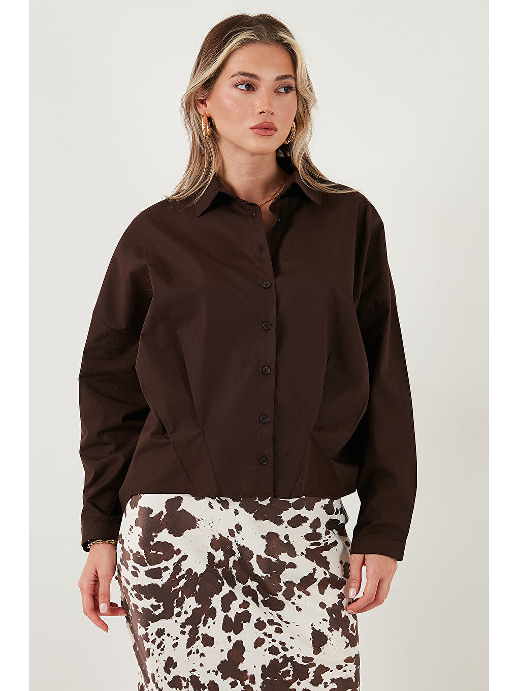 Kahverengi Pamuklu Oversize Önü Kısa Arkası Uzun Klasik Yaka Gömlek 6834985-2
