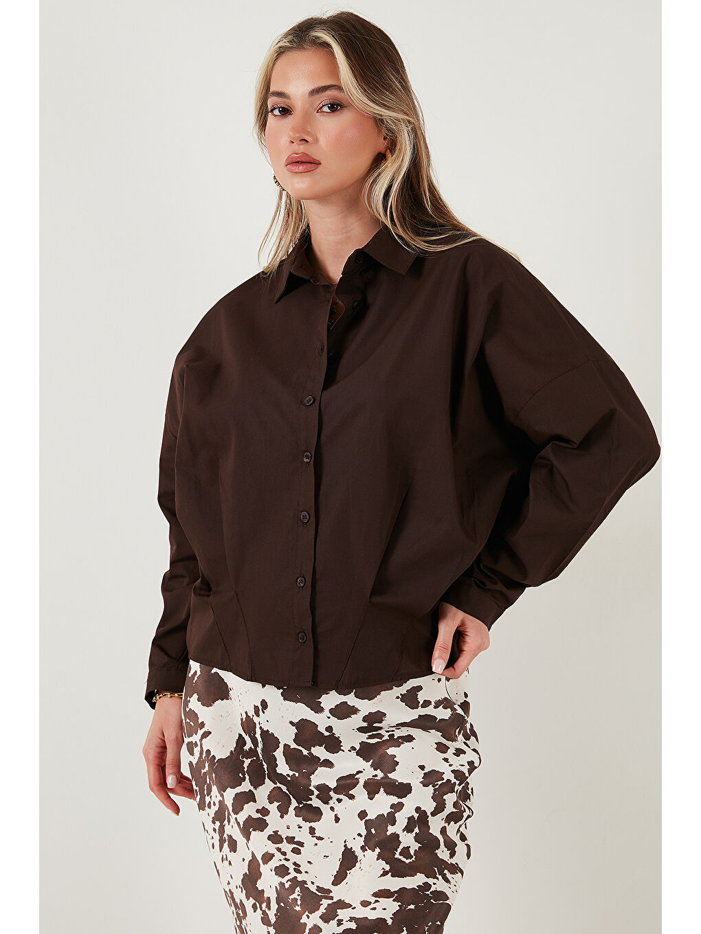 Kahverengi Pamuklu Oversize Önü Kısa Arkası Uzun Klasik Yaka Gömlek 6834985-3