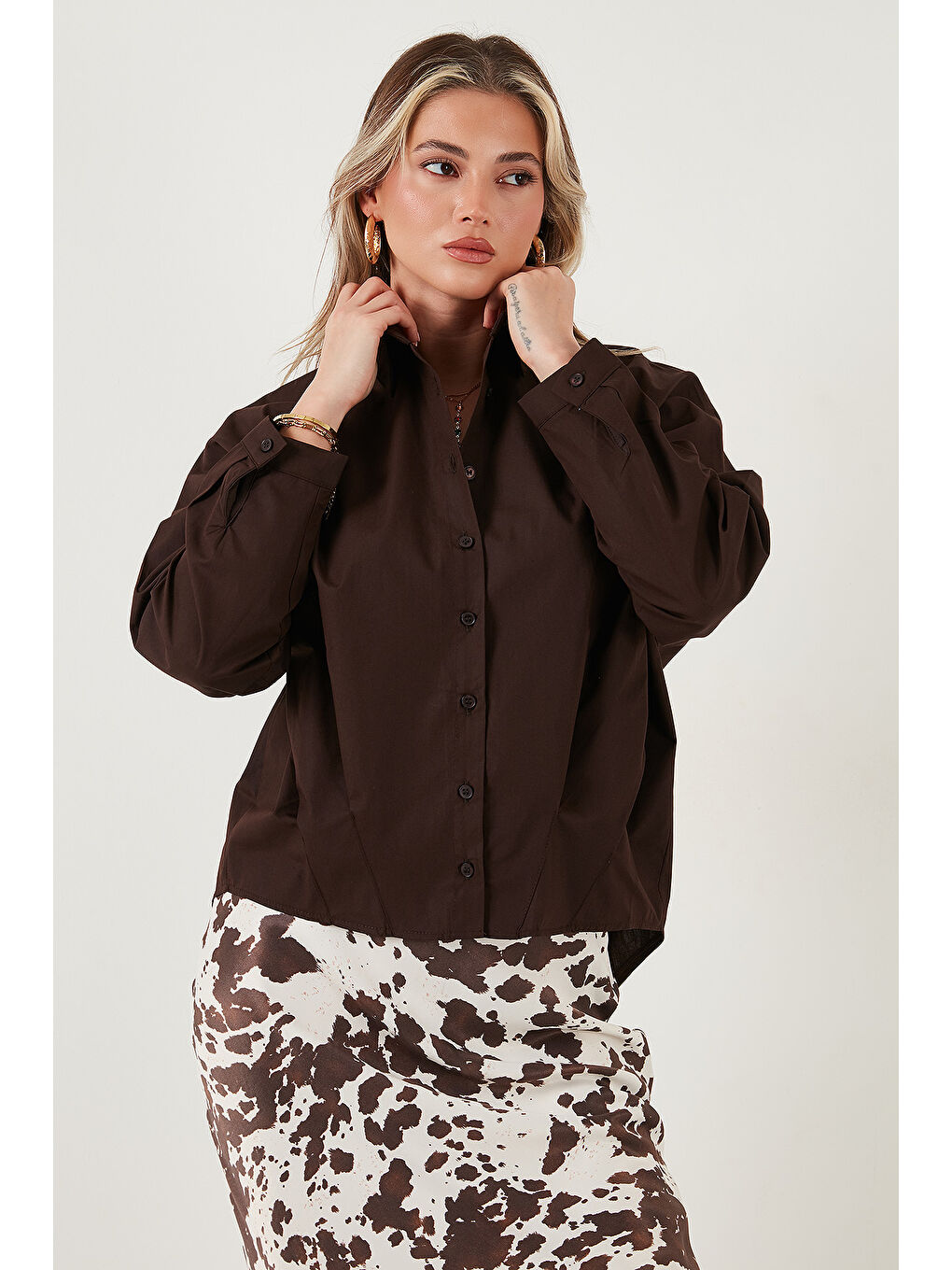 Kahverengi Pamuklu Oversize Önü Kısa Arkası Uzun Klasik Yaka Gömlek 6834985-4