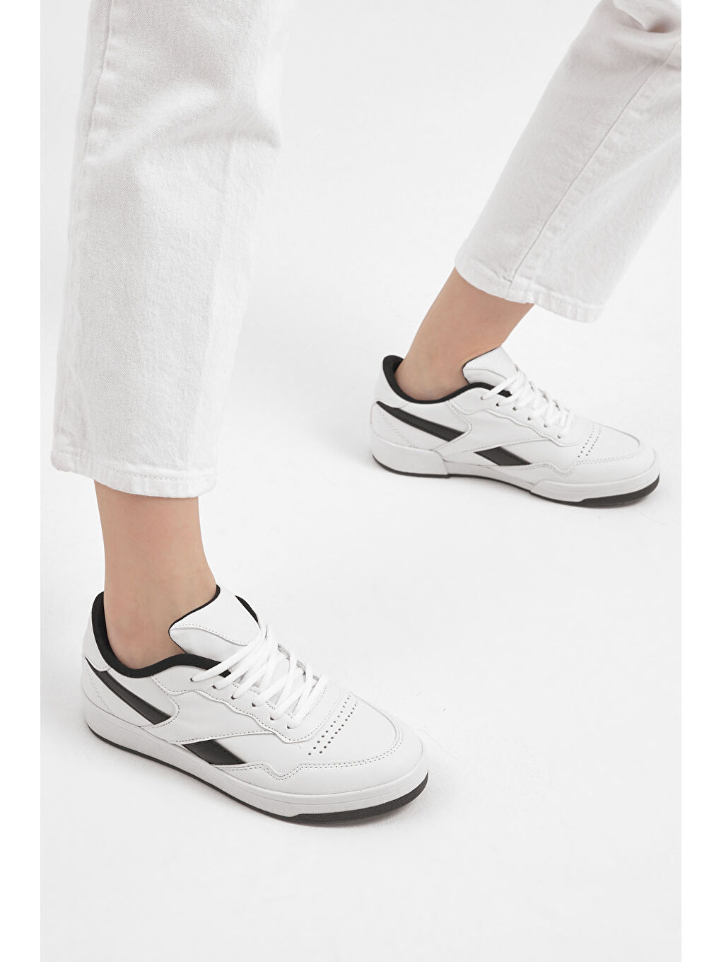 Unisex Beyaz Siyah Rahat Kalıp Termo Taban Bağcıklı Spor Ayakkabı