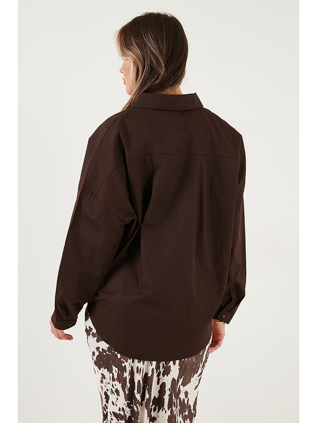 Kahverengi Pamuklu Oversize Önü Kısa Arkası Uzun Klasik Yaka Gömlek 6834985-5