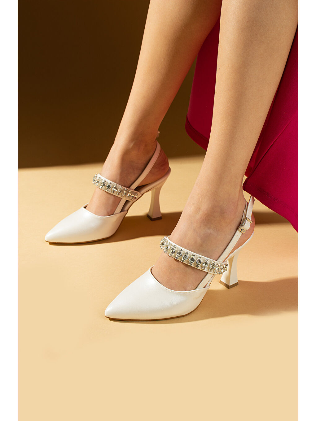 Beyaz Tek Bant Kalın Taşlı Kadeh Topuklu Tokalı Kadın Ayakkabı 018-035-25Sim
