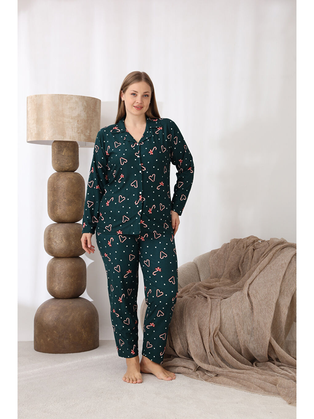 Yeşil Boydan Düğmeli Yılbaşı Temalı Süet Kumaş Büyük Beden Kadın Pijama Takımı 515-1