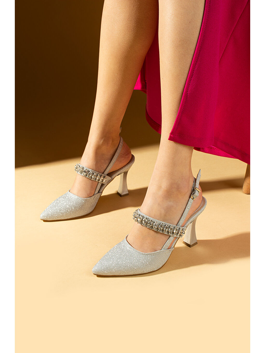 Gri Tek Bant Kalın Taşlı Kadeh Topuklu Tokalı Kadın Ayakkabı 018-035-25Sim
