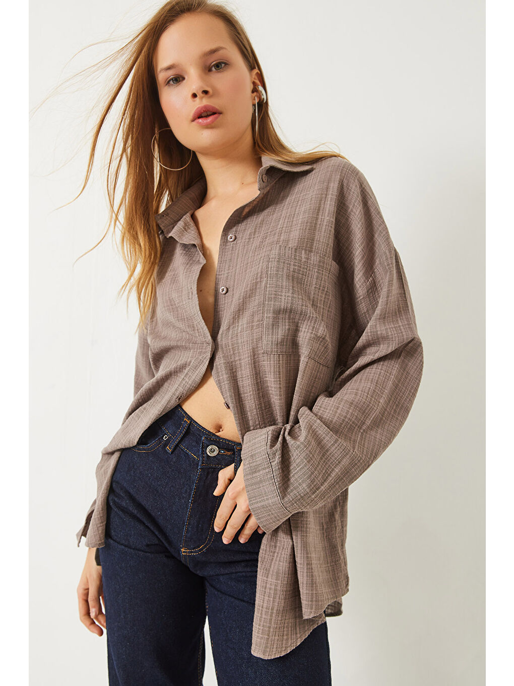 Bej Kadın Tek Cep Detaylı Oversize Keten Dokulu Basic Gömlek
