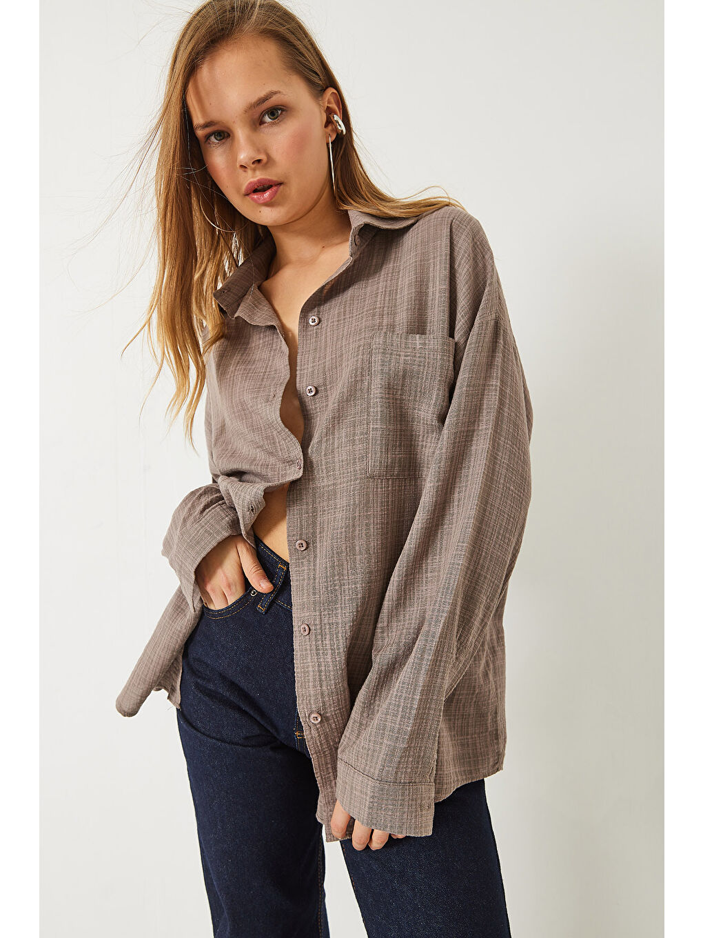 Bej Kadın Tek Cep Detaylı Oversize Keten Dokulu Basic Gömlek-4
