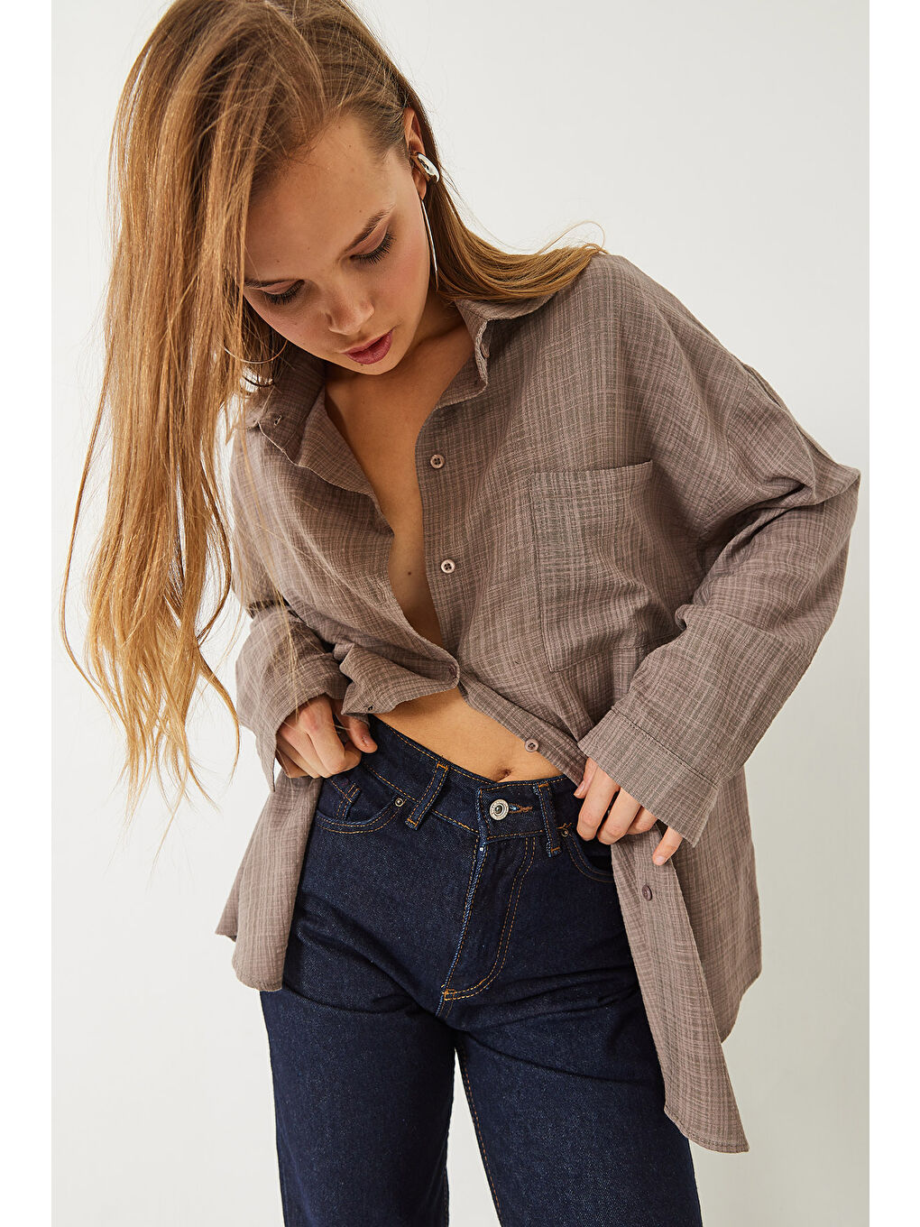 Bej Kadın Tek Cep Detaylı Oversize Keten Dokulu Basic Gömlek-5