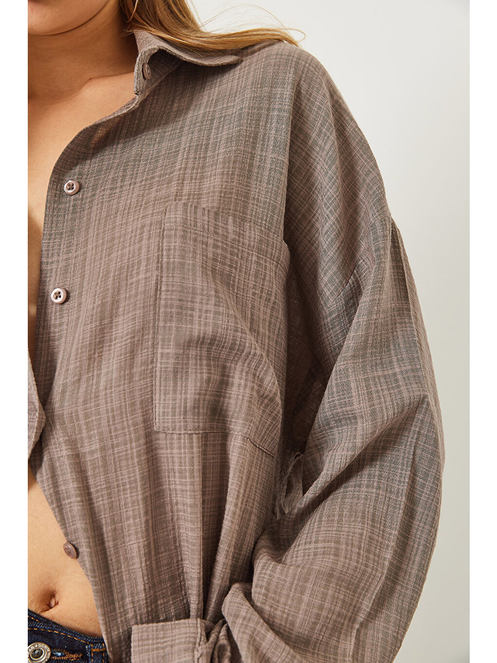 Bej Kadın Tek Cep Detaylı Oversize Keten Dokulu Basic Gömlek-6