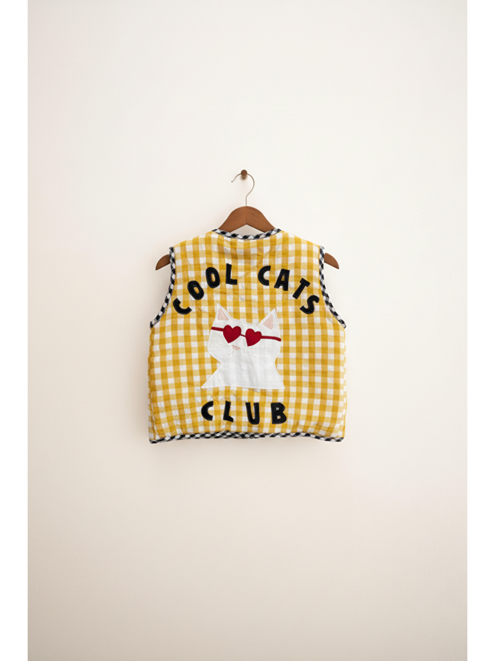 Karışık Unisex Çocuk Pamuklu Sarı Ekose Cool Cats Club Yelek - Kalpli Gözlüklü Kedi Aplikeli